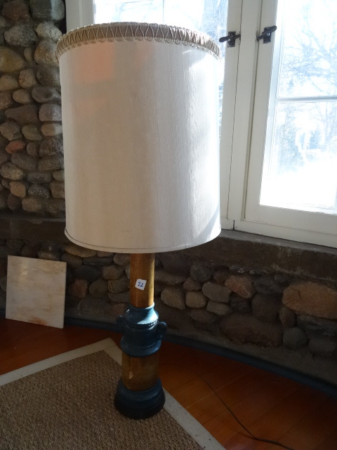 lot 22 image: Table lamp