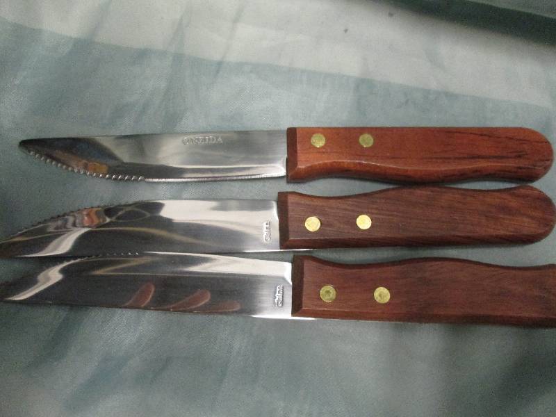 lot 12 image: 3 Oneida Steak Knives...