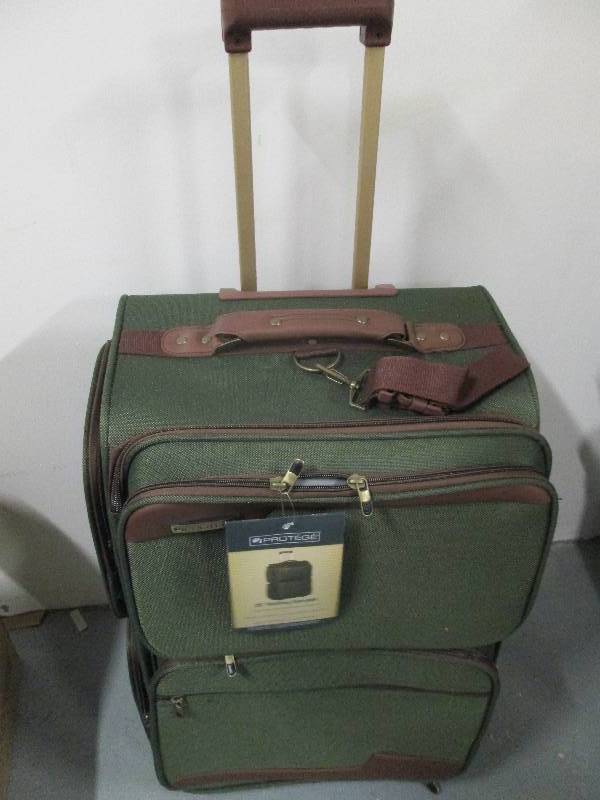 lot 51 image: Protg 25 Rolling Upright Green...