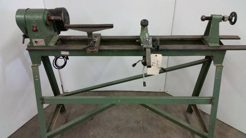 lot 4 image: Grizzly Wood Copy Lathe