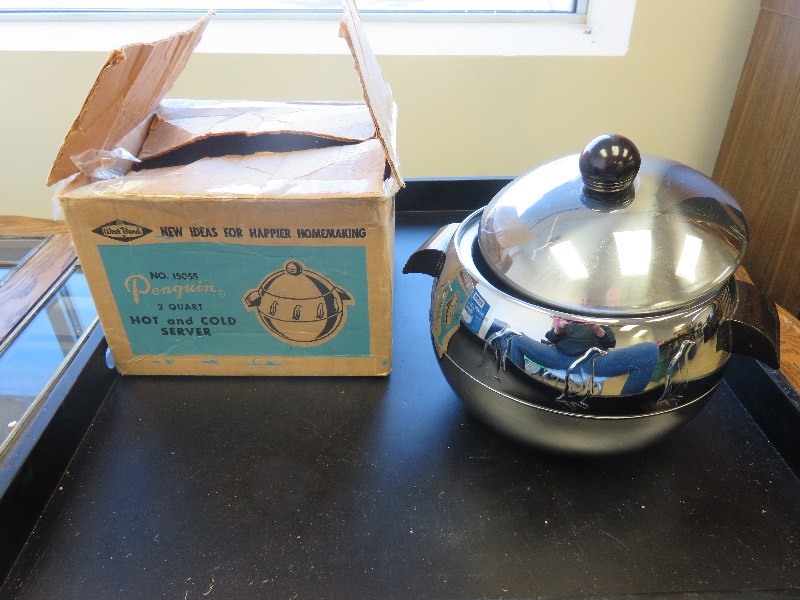 lot 20 image: Vintage Penguin Hot & Cold Server in Original Box