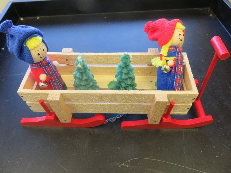 lot 28 image: Handmade Northwoods Sleigh