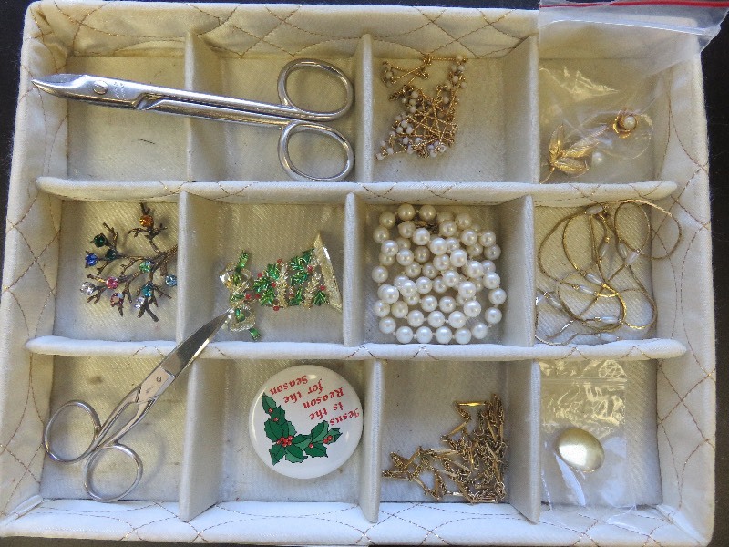 lot 34 image: Vintage Jewelry Lot