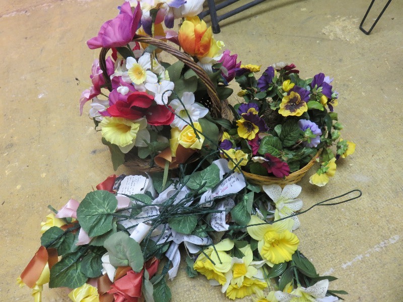 lot 79 image: Artificial Spring Flowers in Baskets