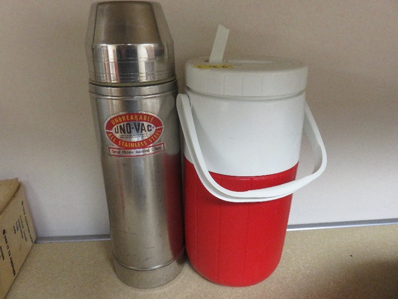 lot 86 image: Vintage Uno-Vac Thermos & Coleman Cooler
