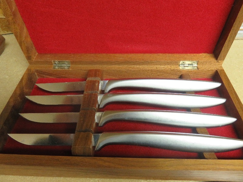 lot 89 image: Set of 4 Steak Knives in Wooden Box