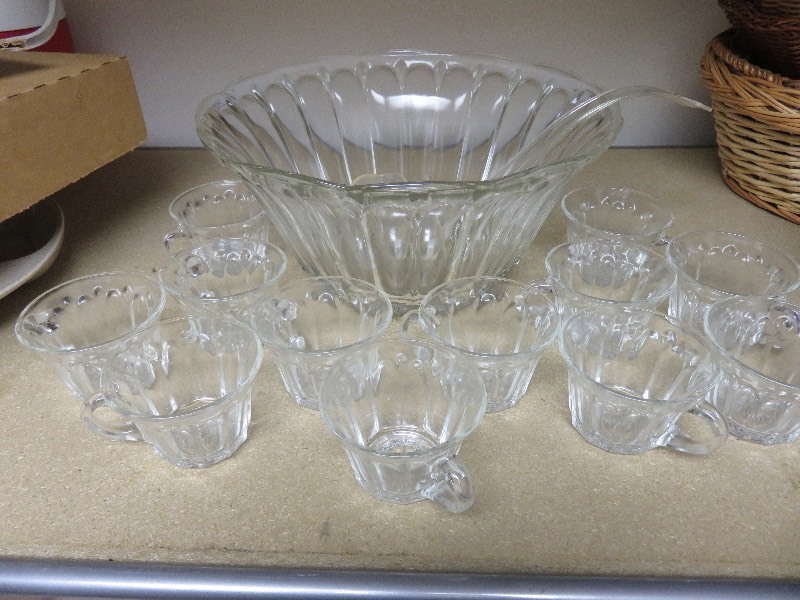 lot 92 image: 26 Piece Colonial Punch Bowl Set