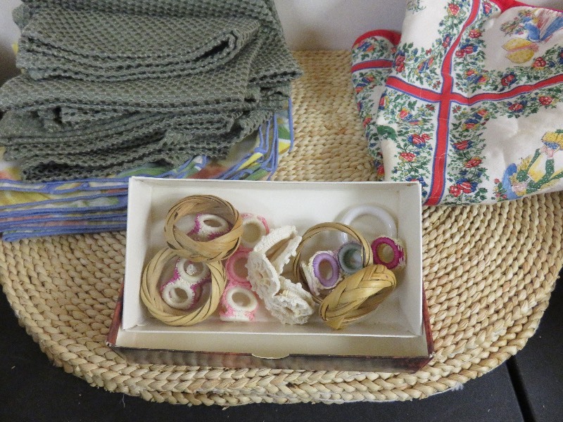 lot 121 image: Lot of Placemats, Napkins, & Napkins Holders