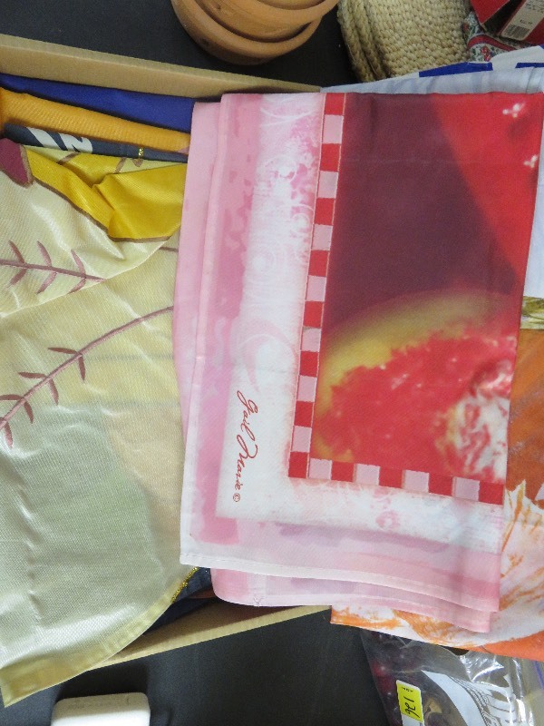 lot 124 image: Lot of Outdoor Seasonal Flags