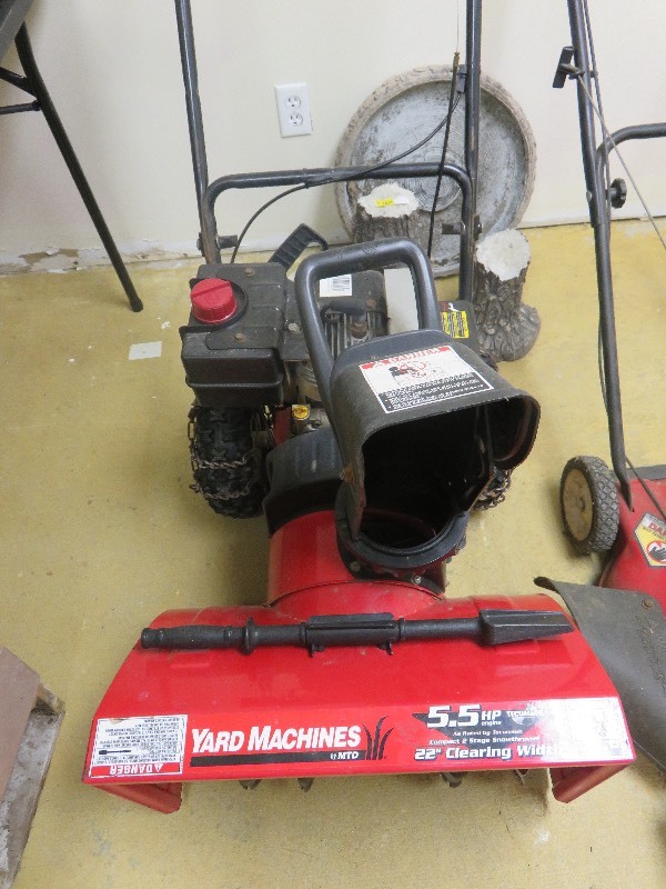 lot 159 image: Yard Machines 5.5hp Snowblower