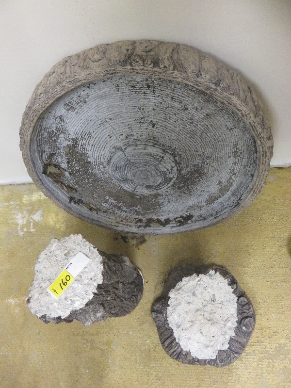 lot 160 image: 2 Piece Bird Bath