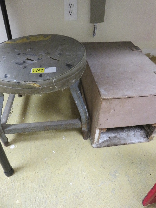 lot 169 image: Vintage Shoe Shine Kit wStool