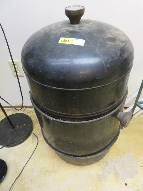 lot 205 image: Cooking Cajun Smoker