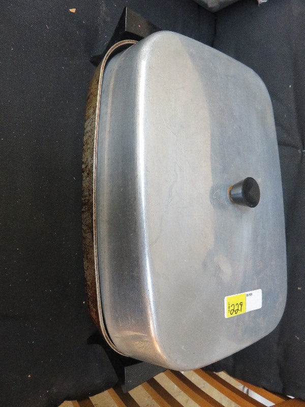 lot 229 image: Vintage Presto Cook n Serve Electric Fry Pan