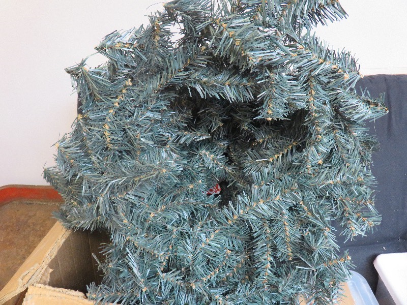 lot 232 image: Christmas Wreaths