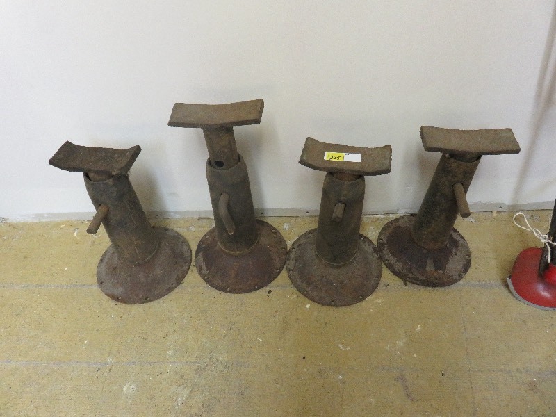 lot 235 image: 4 Vintage Floor Jacks