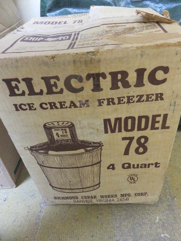 lot 247 image: Electric 4 Qt Ice Cream Freezer