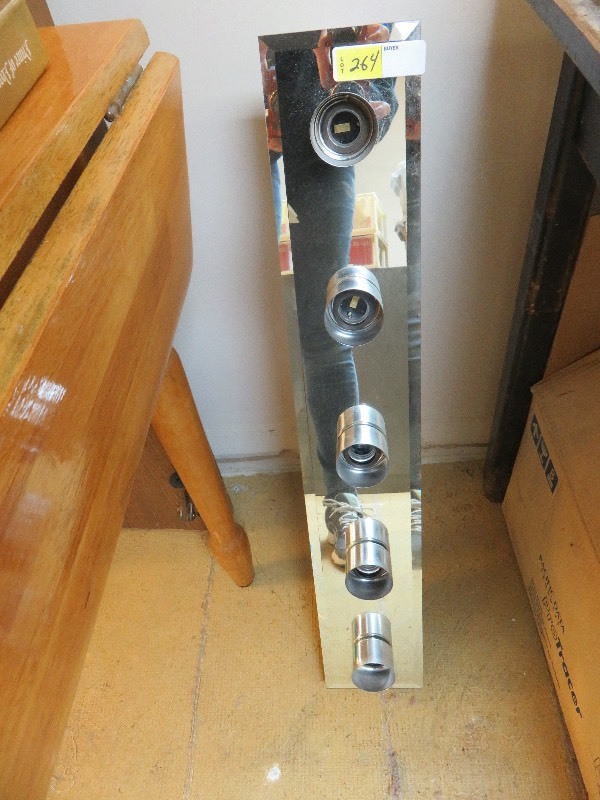 lot 264 image: bathroom vanity light bar