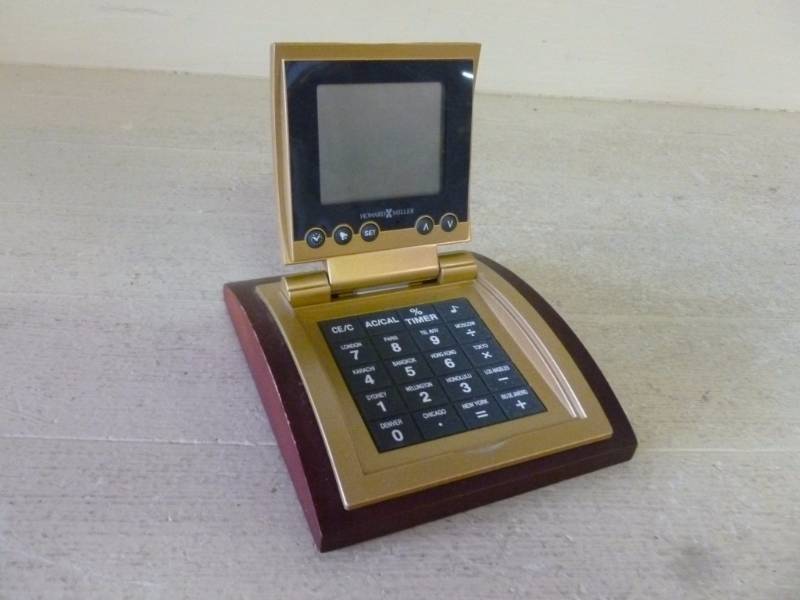lot 24 image: Desk Item