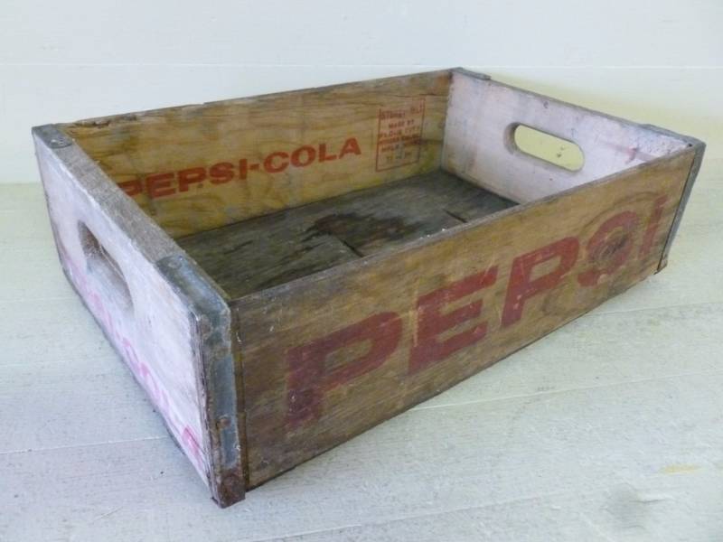 lot 28 image: Vintage Wooden Case