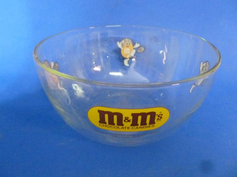 lot 33 image: M&M Serving Bowl