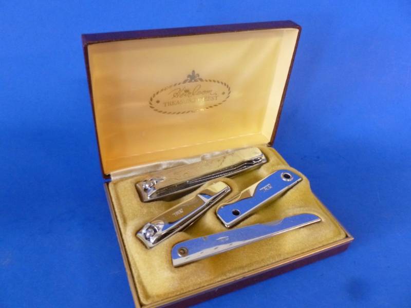 lot 35 image: Nail Set