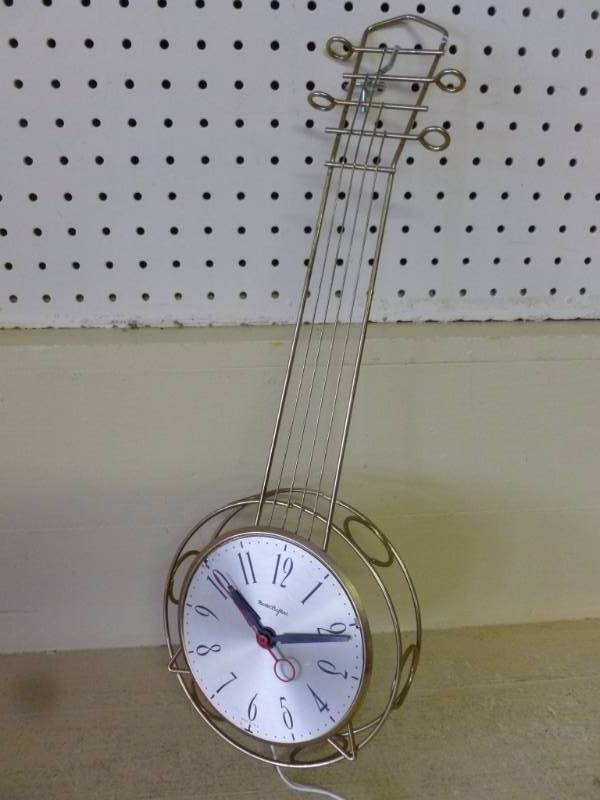 lot 43 image: Vintage Clock