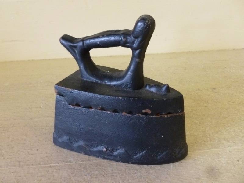 lot 74 image: Decorative