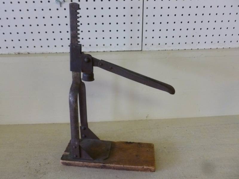 lot 75 image: Antique Bottle Capper
