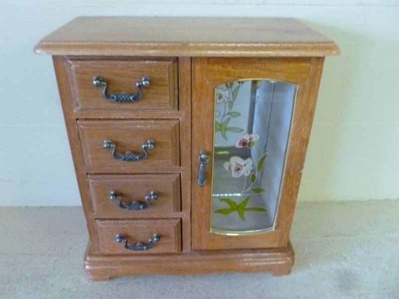 lot 95 image: Jewelry Box