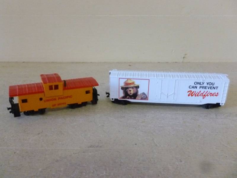 lot 121 image: HO Scale Train Cars