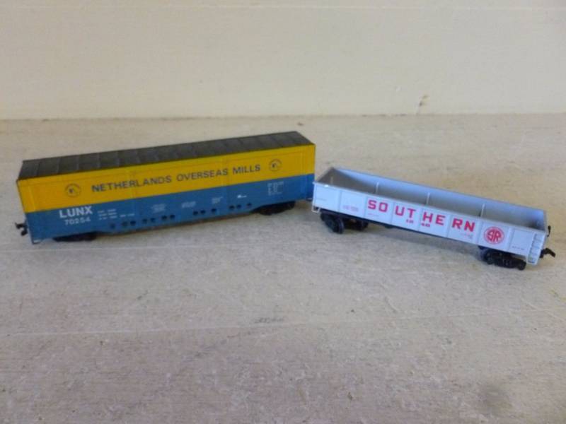 lot 122 image: HO Scale Train Cars