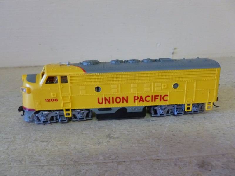 lot 124 image: HO Scale Locomotive