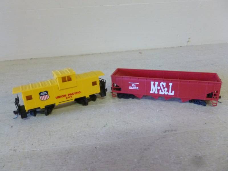 lot 125 image: HO Scale Train Cars