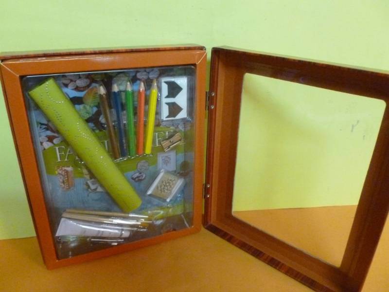lot 331 image: Family Tree Kit
