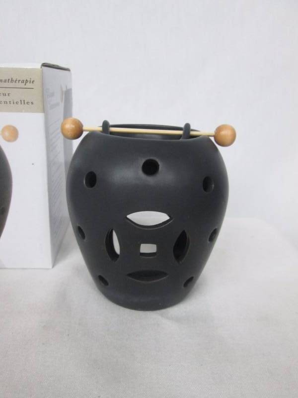 lot 27 image: Potpourri  Oil Warmer