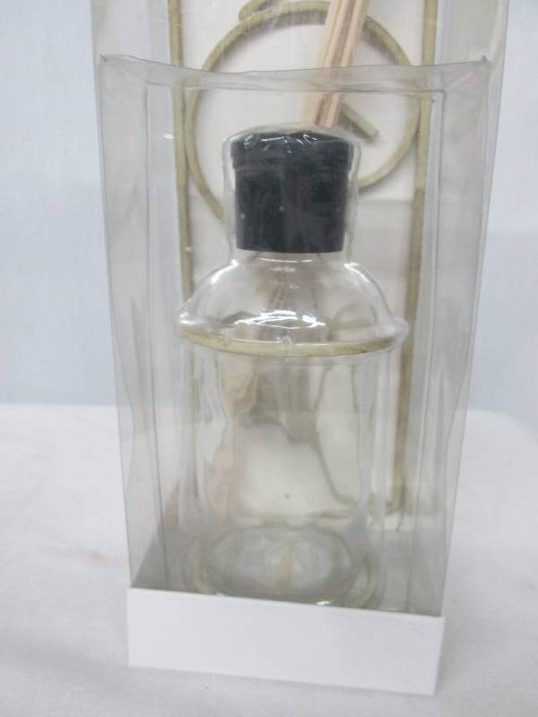 lot 43 image: Decorative Wall Oil Diffuser