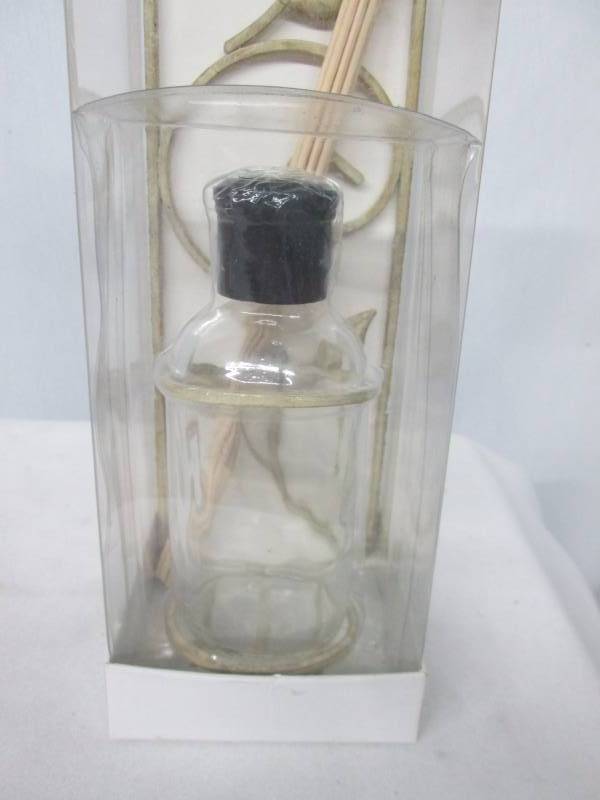 lot 44 image: Decorative Wall Oil Diffuser