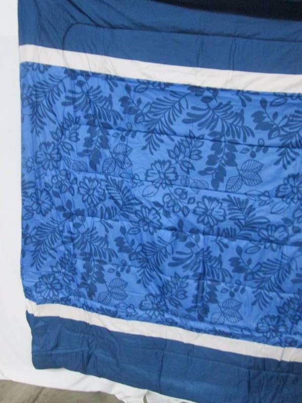lot 21 image: Alcove Jacqueline Comforter Set - Queen