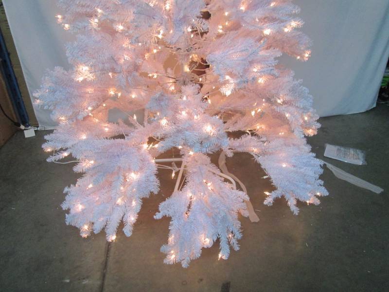 lot 54 image: 7.5 Dunhill Fir Prelit Christmas Tree