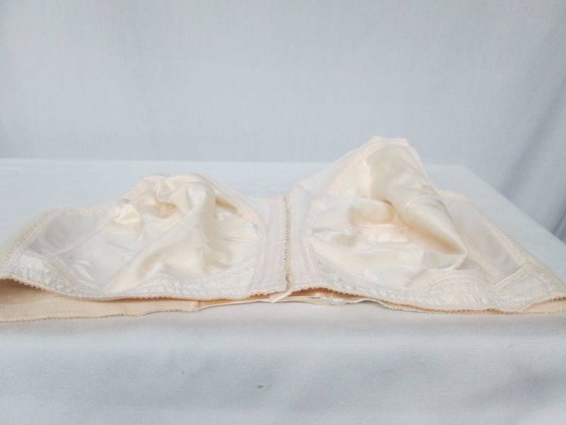lot 90 image: Playtex 18 Hour Front Close Bra