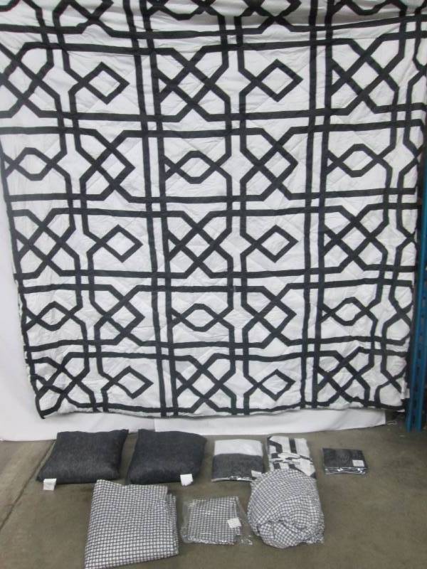 lot 17 image: Triad 20-pc. Bedroom Set - Queen