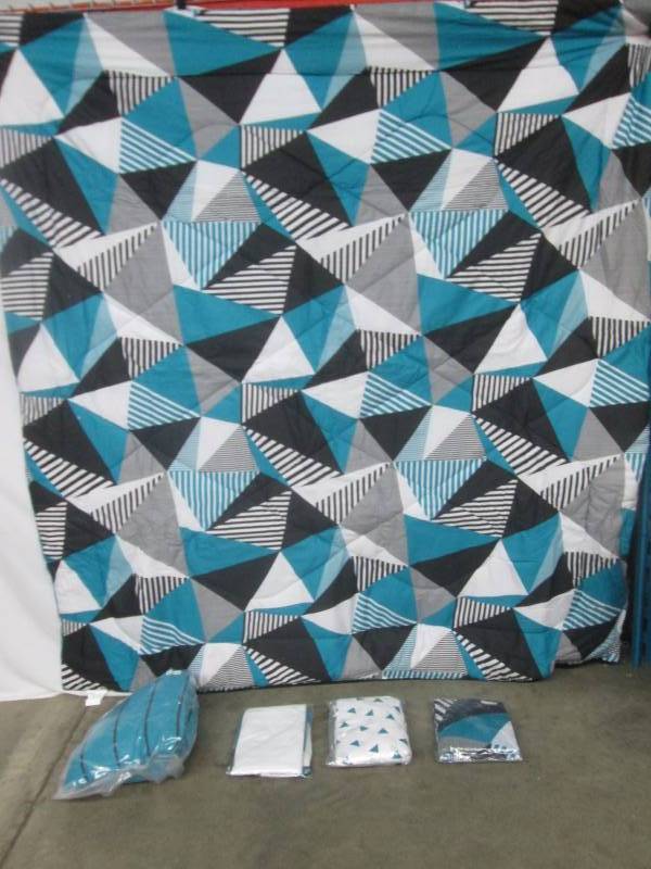 lot 18 image: Alcove Headliner 20-pc. Bedroom Set - Queen