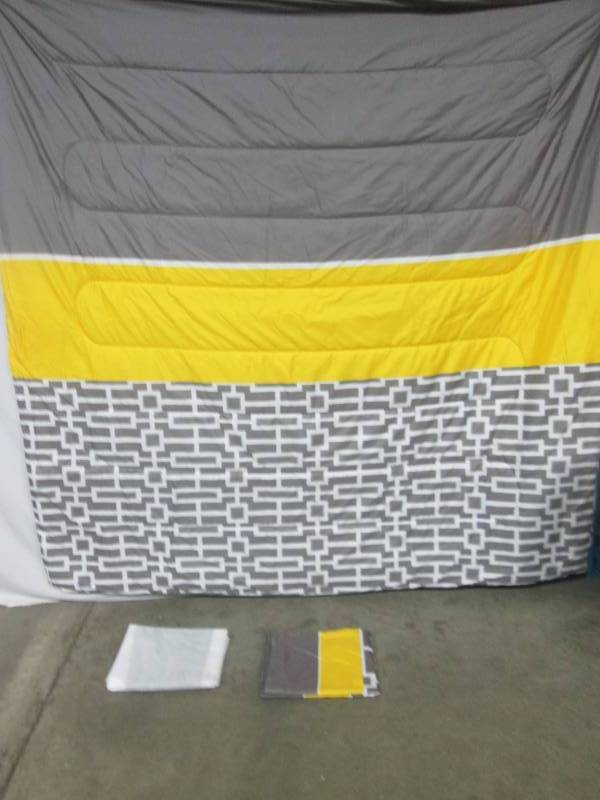 lot 19 image: Alcove Sophie Comforter Set - Queen