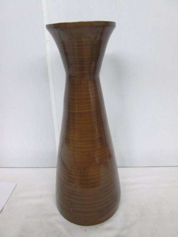 lot 50 image: Brown Bamboo Vase