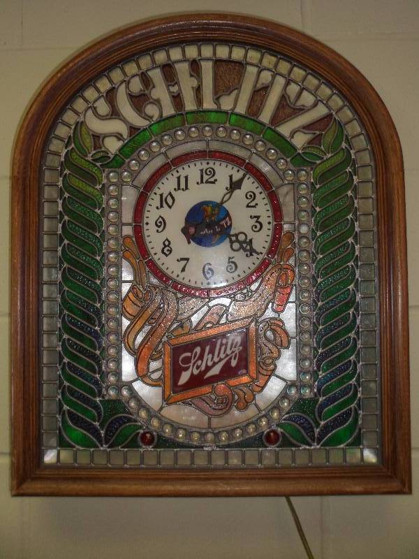 lot 1 image: Vintage Schlitz Lighted Beer SignClock