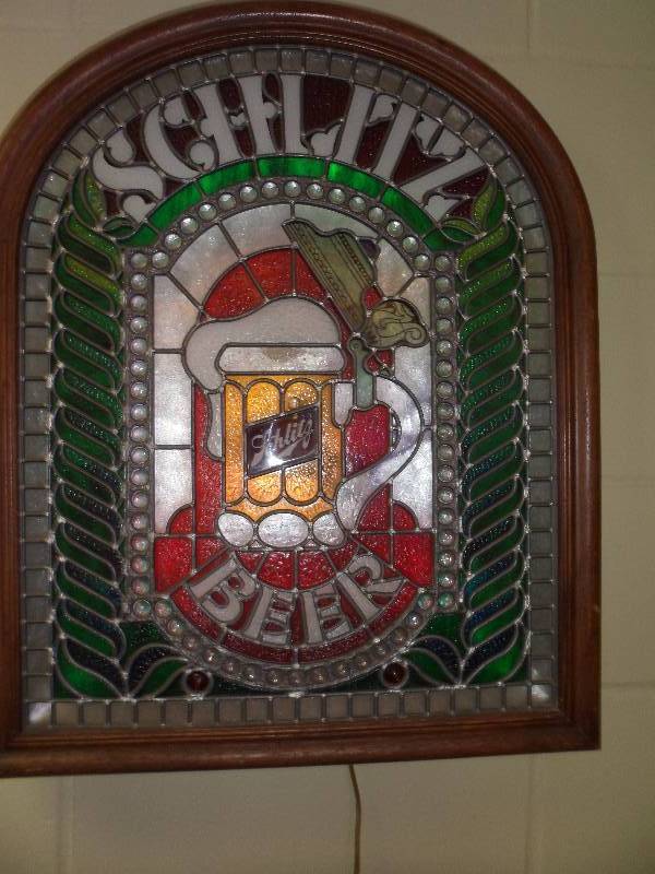 lot 2 image: Vintage Schlitz Lighted Beer Sign wMug Design