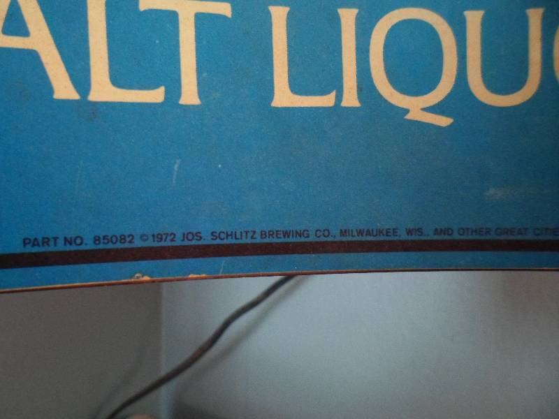 lot 6 image: Vintage Schlitz Malt Liquor Lighted Beer Sign wBull
