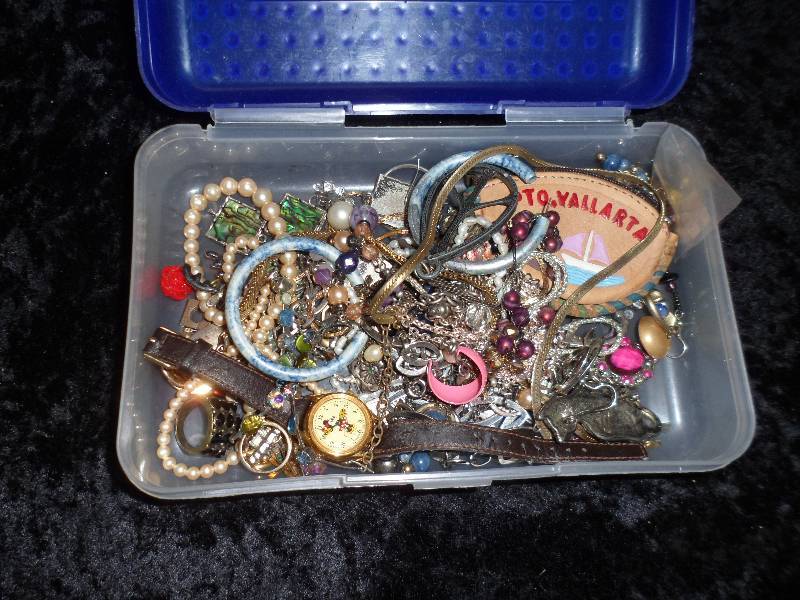 lot 12 image: Jewelry Lot