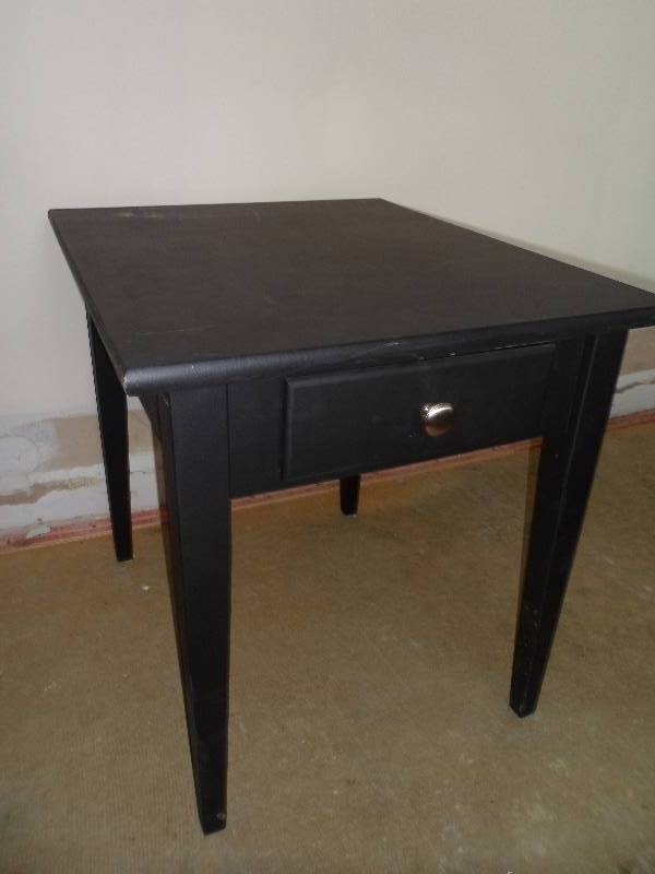 lot 32 image: Black End Table w1 Drawer